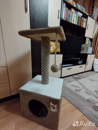 Кошачий домик с когтеточкой