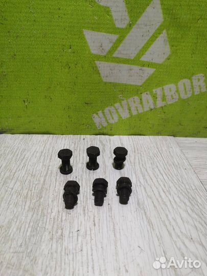 Болт маховика Шкода Фелиция