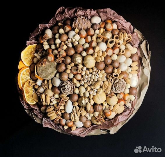 Букет из орехов