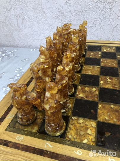 Шахматы из янтаря