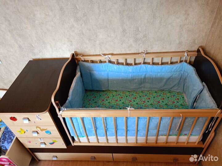 Детская кроватка с маятником