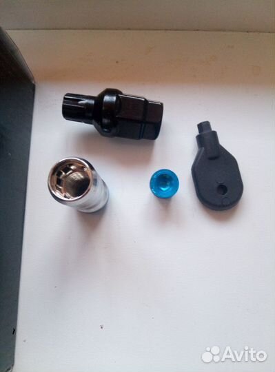 Гайки колесные с секреткой