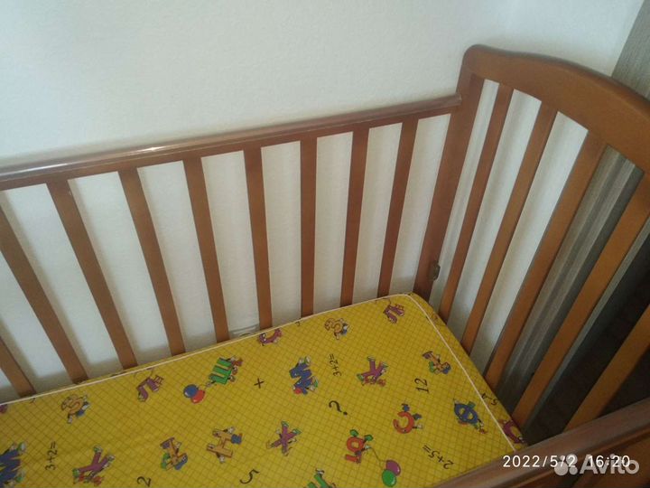 Детская кроватка с маятником