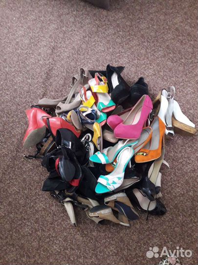 Много разной обуви