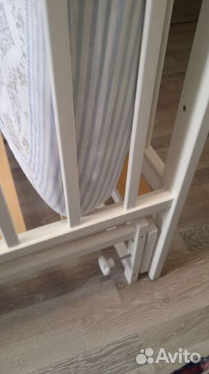 Детская кроватка с маятником