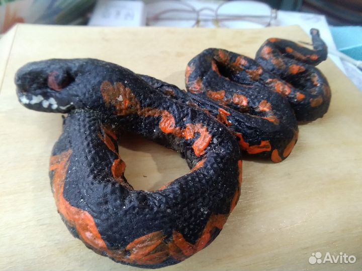 Фигурка бобра и кавказской гадюки