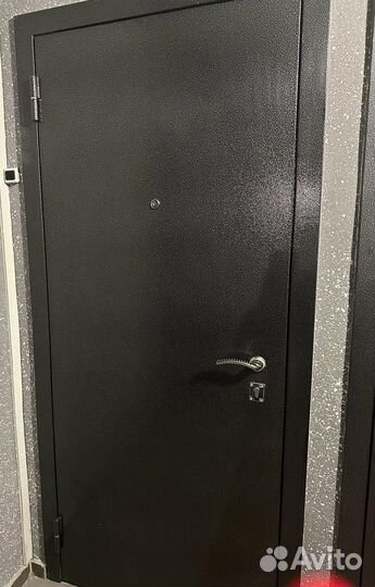 Дверь входная металлическая б/у