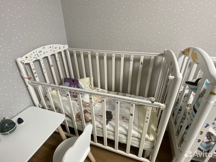 Детская кроватка с маятником