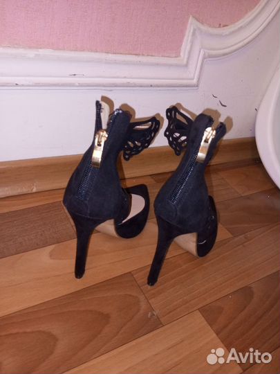 Женские босоножки