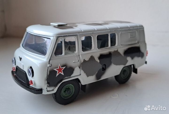 Модель УАЗ 39099 №05 Агат 1/43