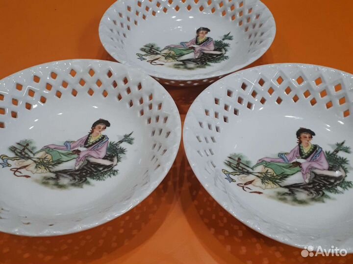 Конфетница и тарелки Китай