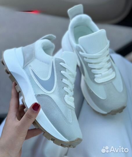 Кроссовки женские