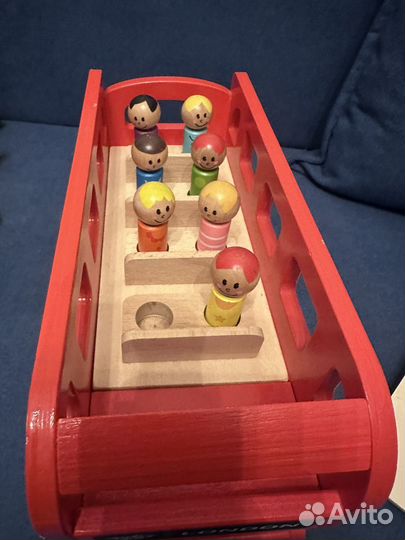 Деревянный двухэтажный автобус с фигурками