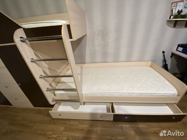 Двухъярусная кровать с матрасами