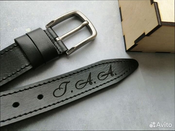 Мужской кожаный ремень с гравировкой