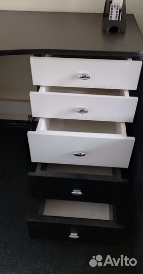 Угловой письменный стол