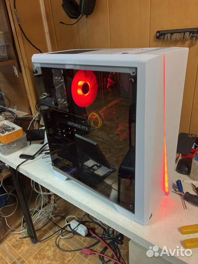 Мощный игровой компьютер с монитором