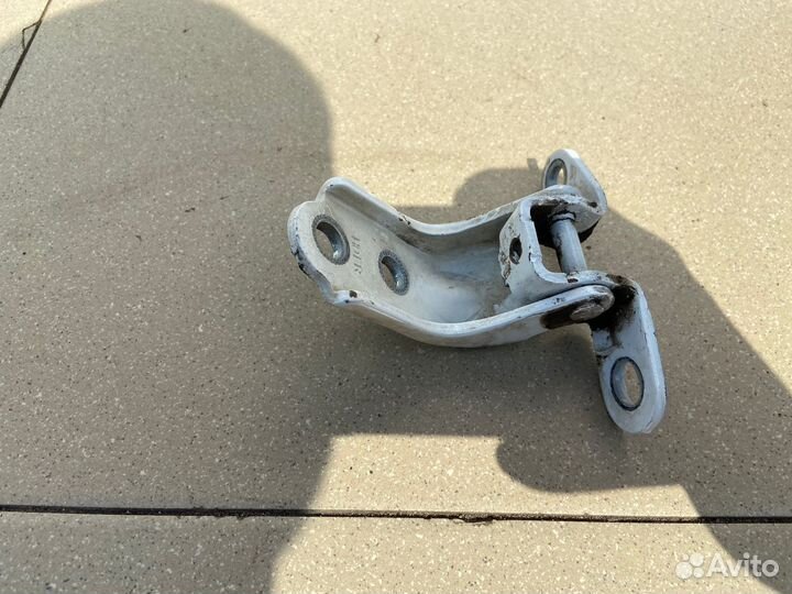 Петля двери задняя правая нижняя Kia cerato 2