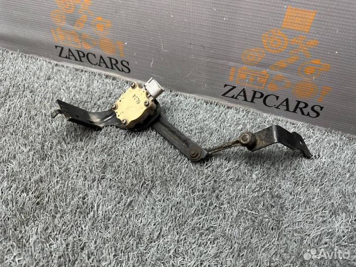 Датчик положения кузова с тягой передний Mazda