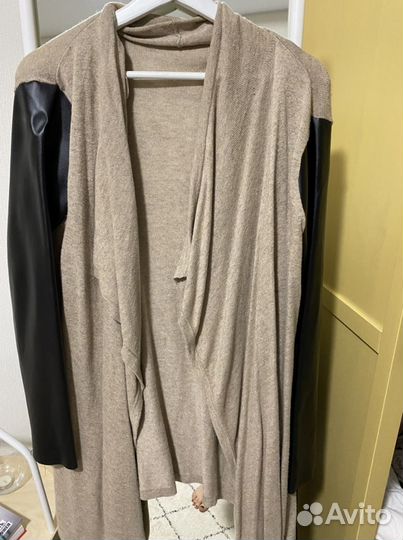 Кардиган «мантия» с рукавами из эко-кожи