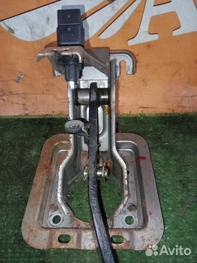 Педаль тормоза Mitsubishi Lancer 1.3