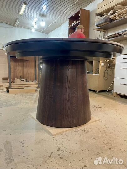 Раздвижной круглый стол из массива дуба с конусной