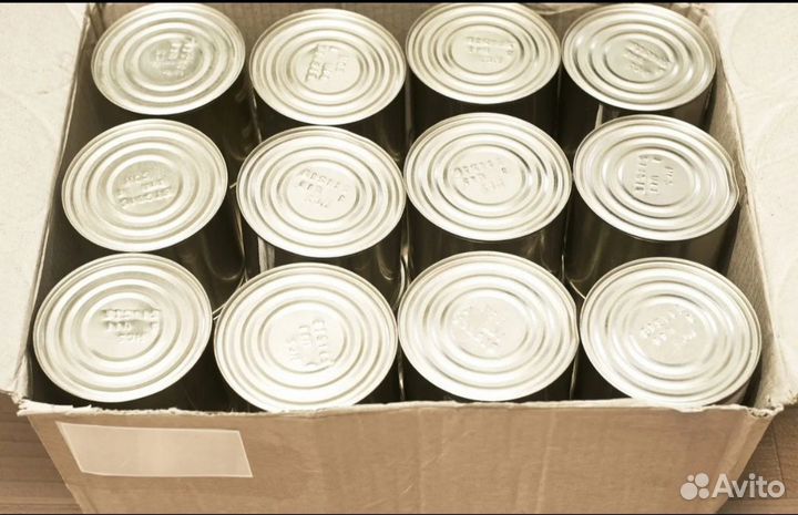 Коробка с ж/б банками для питания. Килька