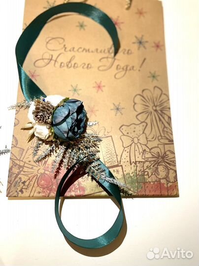 Бутоньерки и цветы на руку