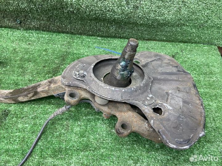 Поворотный кулак передний правый Mercedes-Benz E