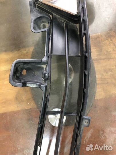 Решетка птф левая Toyota Land Cruiser 200