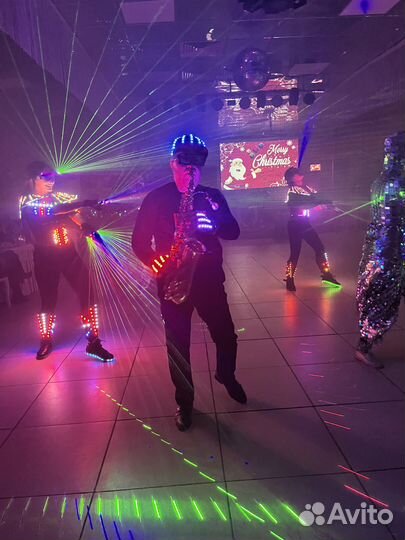 Шоу света, лазера и саксофона
