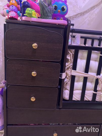 Детская кроватка с маятником и ящиками