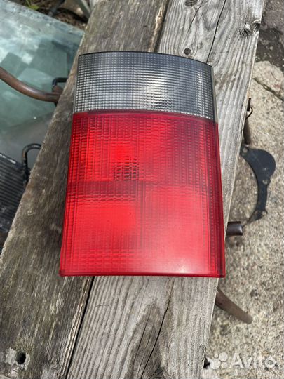 Левый фонарь в крышку багажника Audi 80 B4 седан