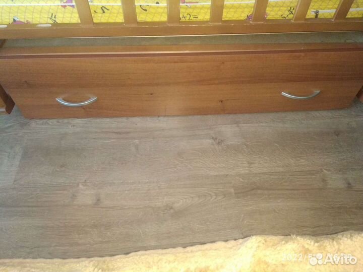 Детская кроватка с маятником