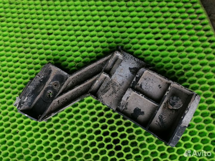 Кронштейн задний на Mercedes Sprinter 1995-2006