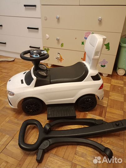 Детская машинка каталка с ручкой
