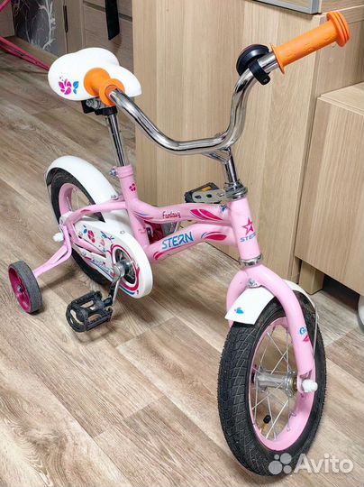 Детси велосипед с дополнительными колесами