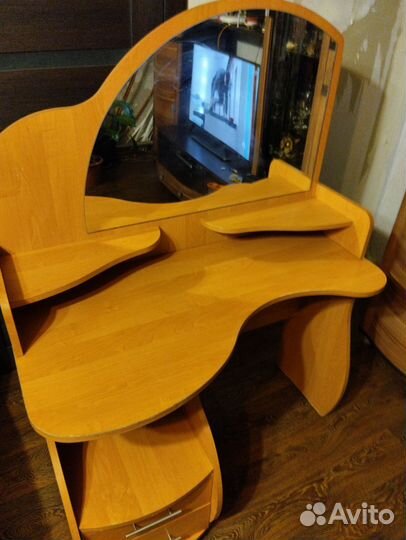 Туалетный столик с зеркалом