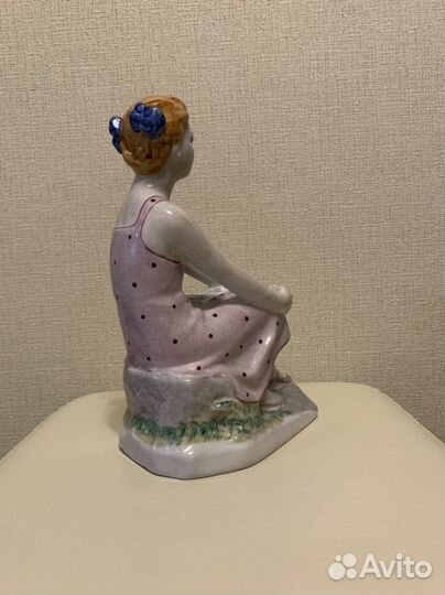Фарфоровая статуэтка Девушка с книгой