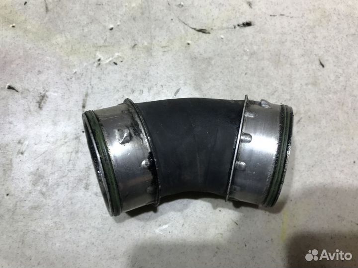 7L6145967B Патрубок интеркулера VW Touareg 1