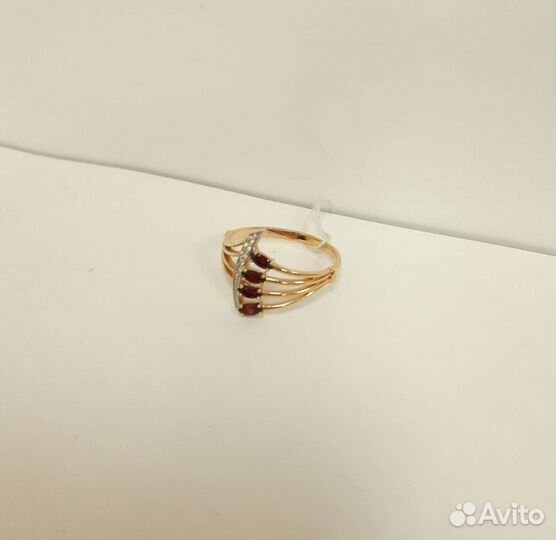 Золотое кольцо с гранатом