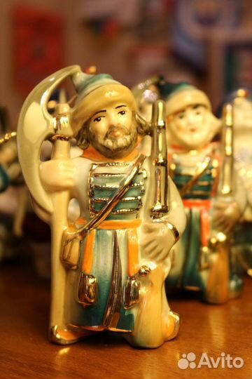 Сувенирные игрушки Солдатики и фарфоровые Богатыри