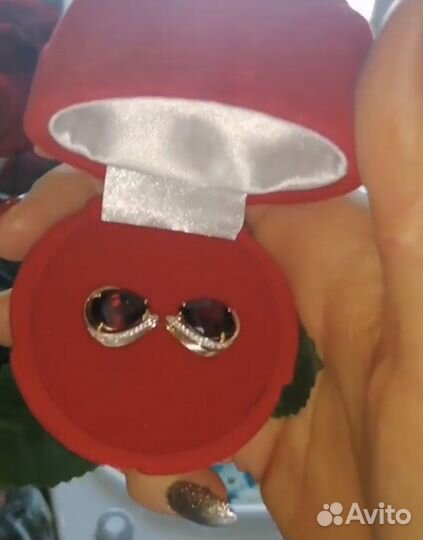 Роскошные золотые серьги с гранатом