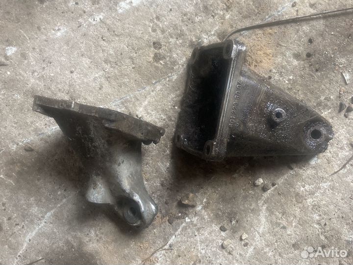 Кронштейн двигателя w124 m111