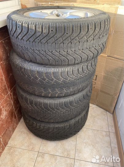 Goodyear UltraGrip 500 235/55 R17 99T
