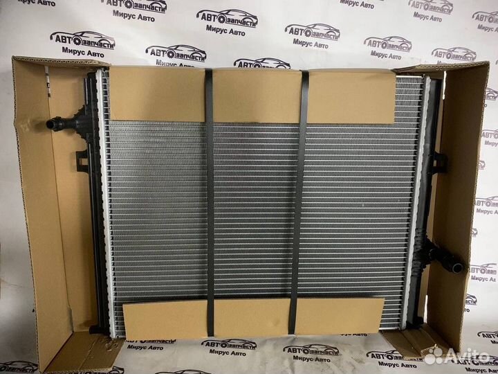 Радиатор охлаждения BMW 17118741830