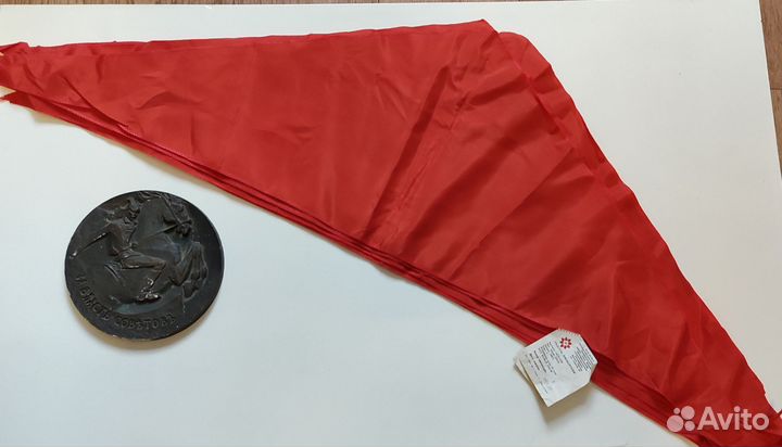 Настольная медаль и пионерский галстук СССР