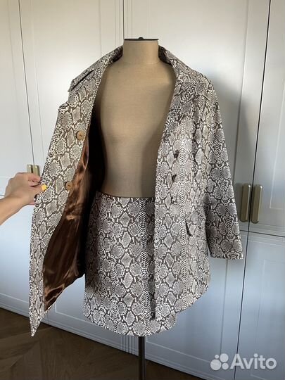 Костюм из экокожи пиджак с юбкой, Alexa Chung