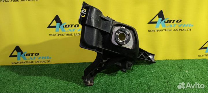 Фара противотуманная левая Toyota Isis ZNM10G