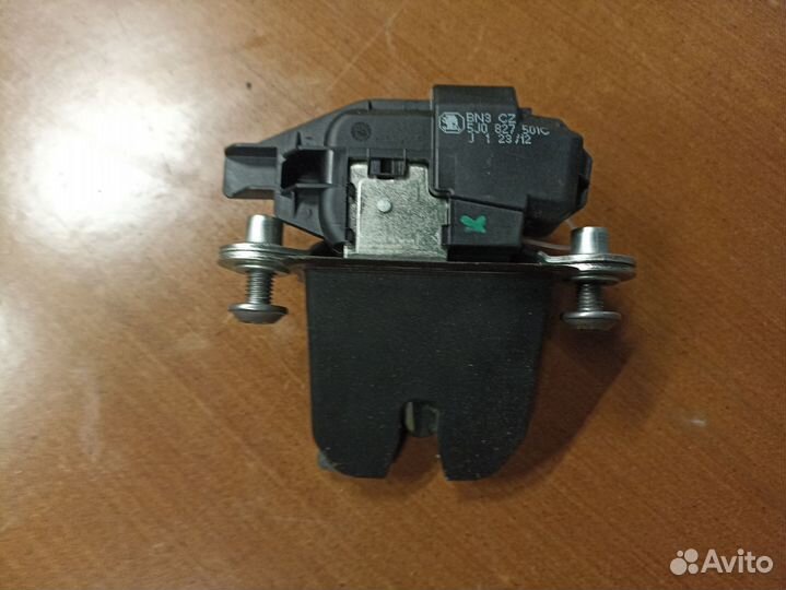 Замок багажника Skoda Fabia 2 хэтчбек